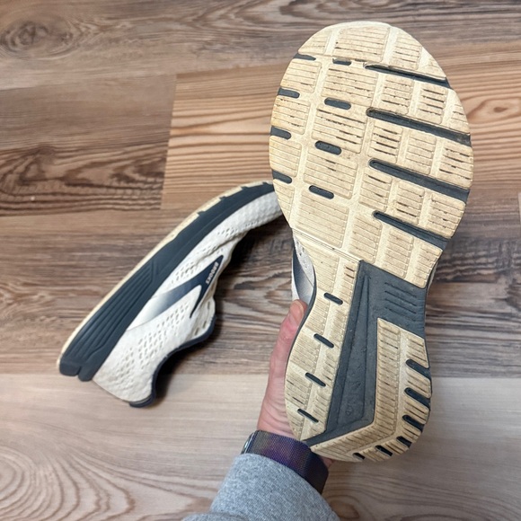 Brooks Women’s Cream and Gray Anthem4 - Picture 7 of 12